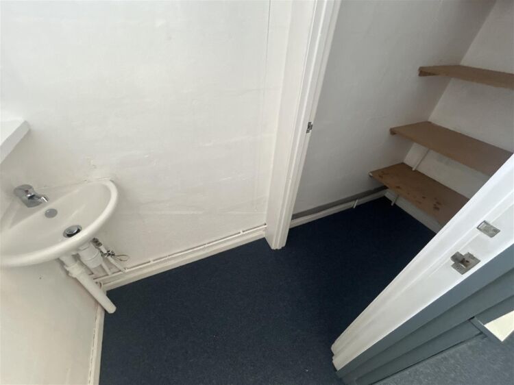 Industrial Unit for Sale in Bristol with Open-Plan Space and Off-Street Parking Photo 9