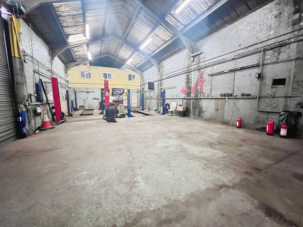 Garage Workshop Available in West Bromwich with Two Ramps and Immediate Access Photo 9