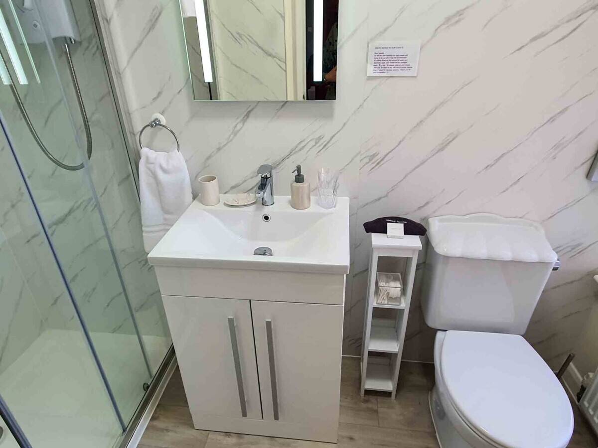 Guest House for Sale in Prime Torquay Devon with 5 Letting Rooms and Owner's Annex Photo 9
