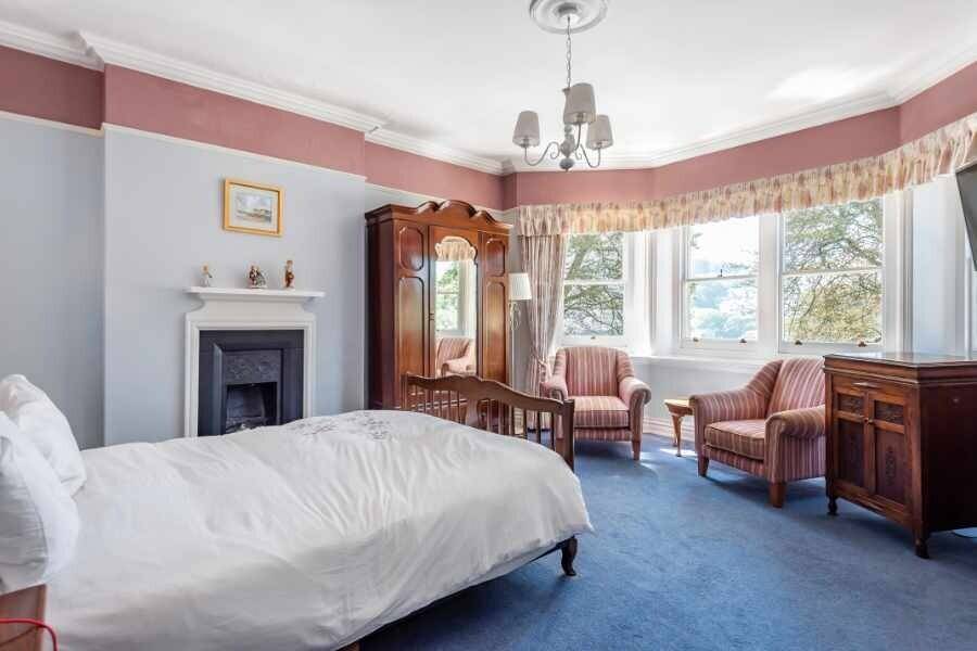 7-Bedroom Manor for Sale in Looe Cornwall with Scenic Views and Owner's Cottage Photo 9