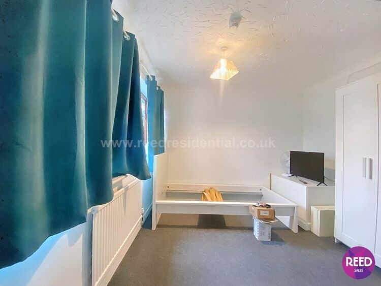 Former care home in Dorset Gardens Rochford Bristol with eight bedrooms and ample space for ideas Photo 9