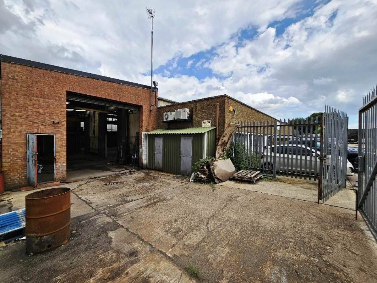 Freehold 16,000 sq. ft. industrial premises with crane in South East Essex complex Photo 9