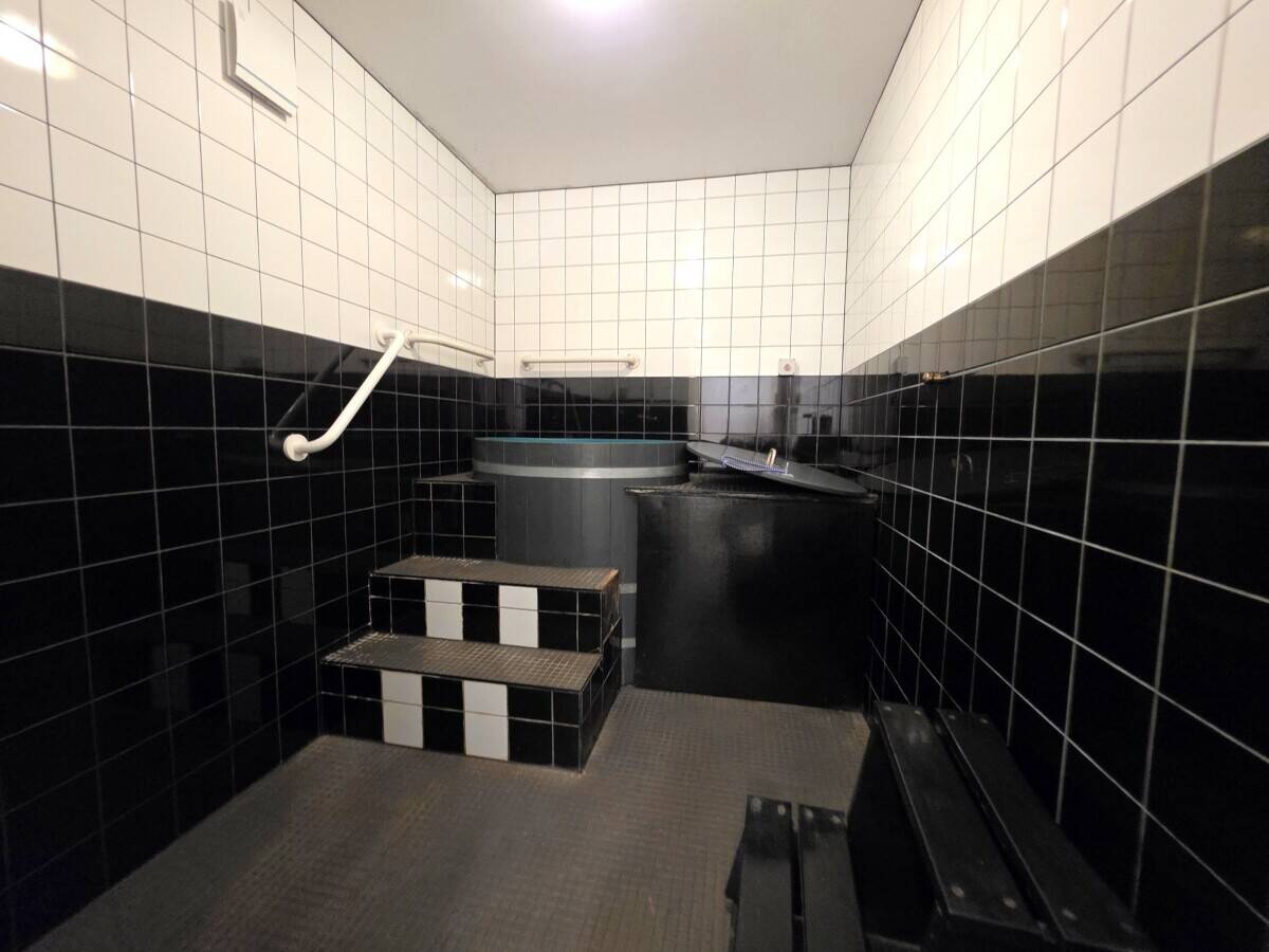 RETAIL SHOP - APPROX 1,833 SQ. FT. Photo 9