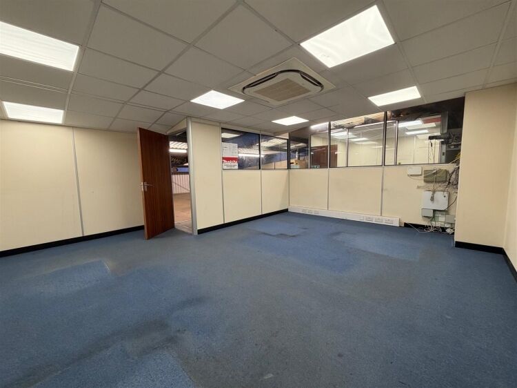Light industrial unit for sale in Bristol with off-street parking and flexible layout Photo 9