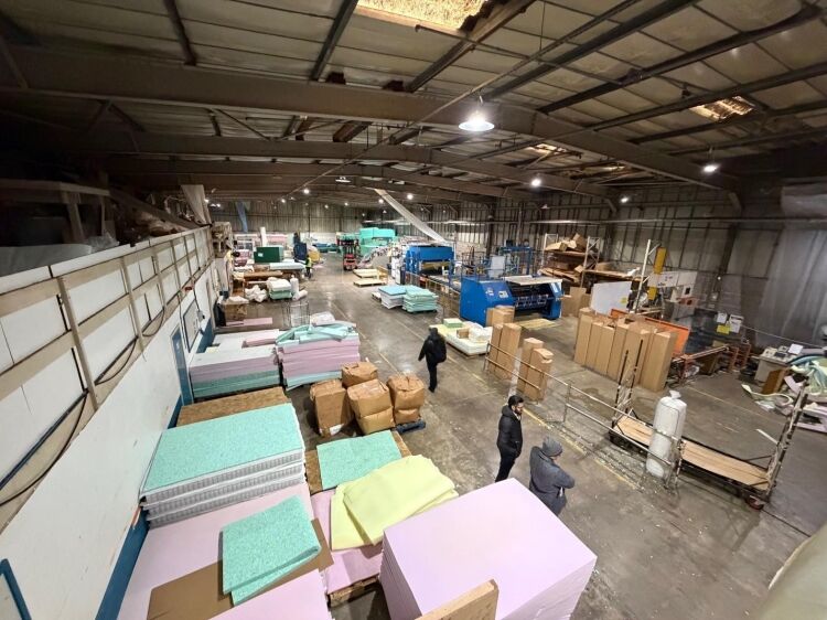 Large industrial unit with office space in Bristol, 11,675 ft² plus 1,700 ft² mezzanine available  Photo 9