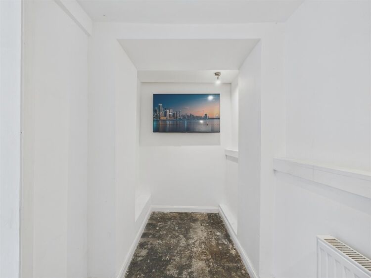 Vacant ground floor shop office studio in Bristol on Cheltenham Road with modern amenities Photo 9