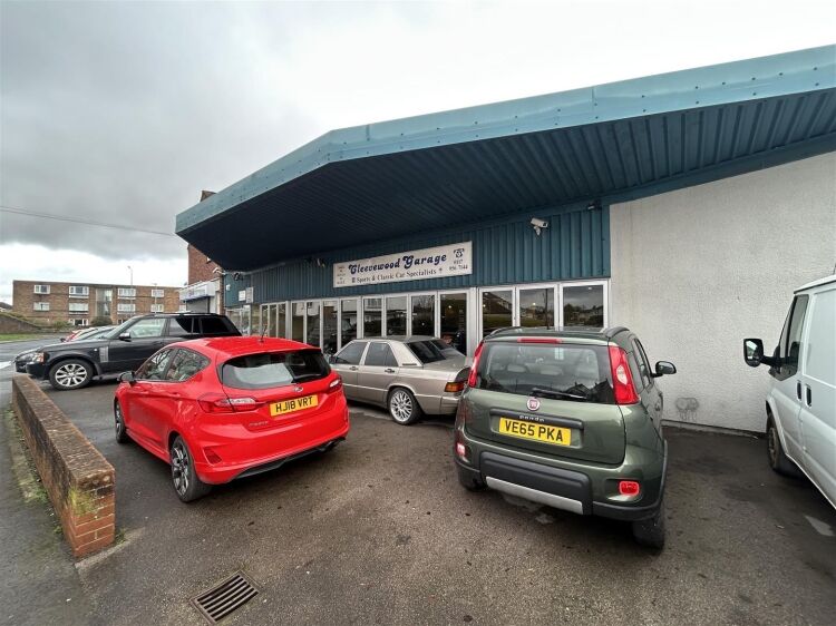 A ground floor former car showroom extending to approximately 1,826 sq ft. the property features a large, highly prominent frontage and benefits from Photo 9
