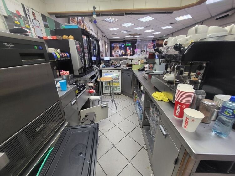 Franchise Fast Food Business for Sale in South London with High Visibility and Foot Traffic Photo 9