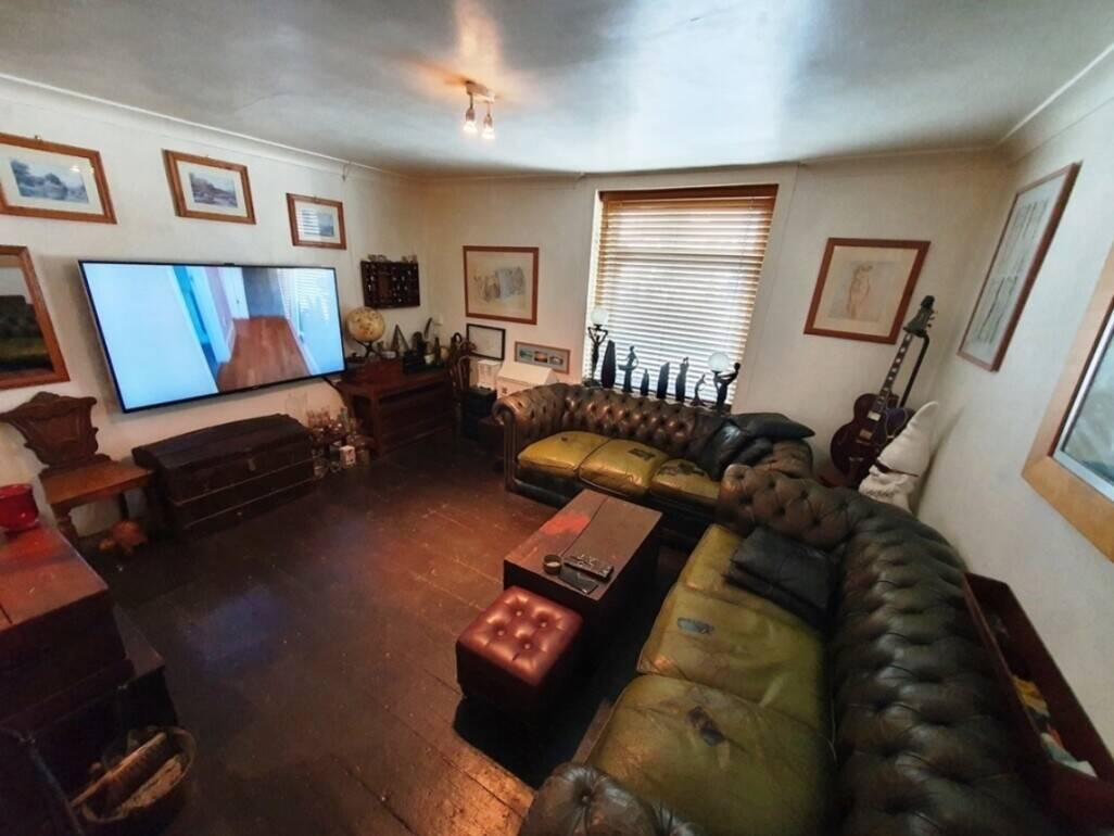 Freehold retail premises with two-bedroom flat for sale in Dover, Kent Photo 9
