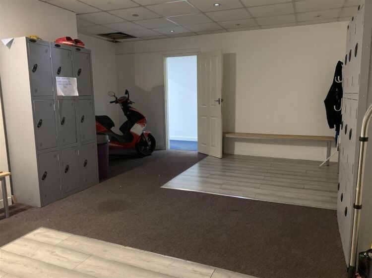 Former gym for sale in Bristol, 3,300 sq ft on Brislington Hill, ideal for various uses. Photo 9