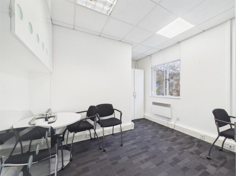 Modern second-floor office space for sale in Bristol, approximately 1,800 ft² with air conditioning Photo 9