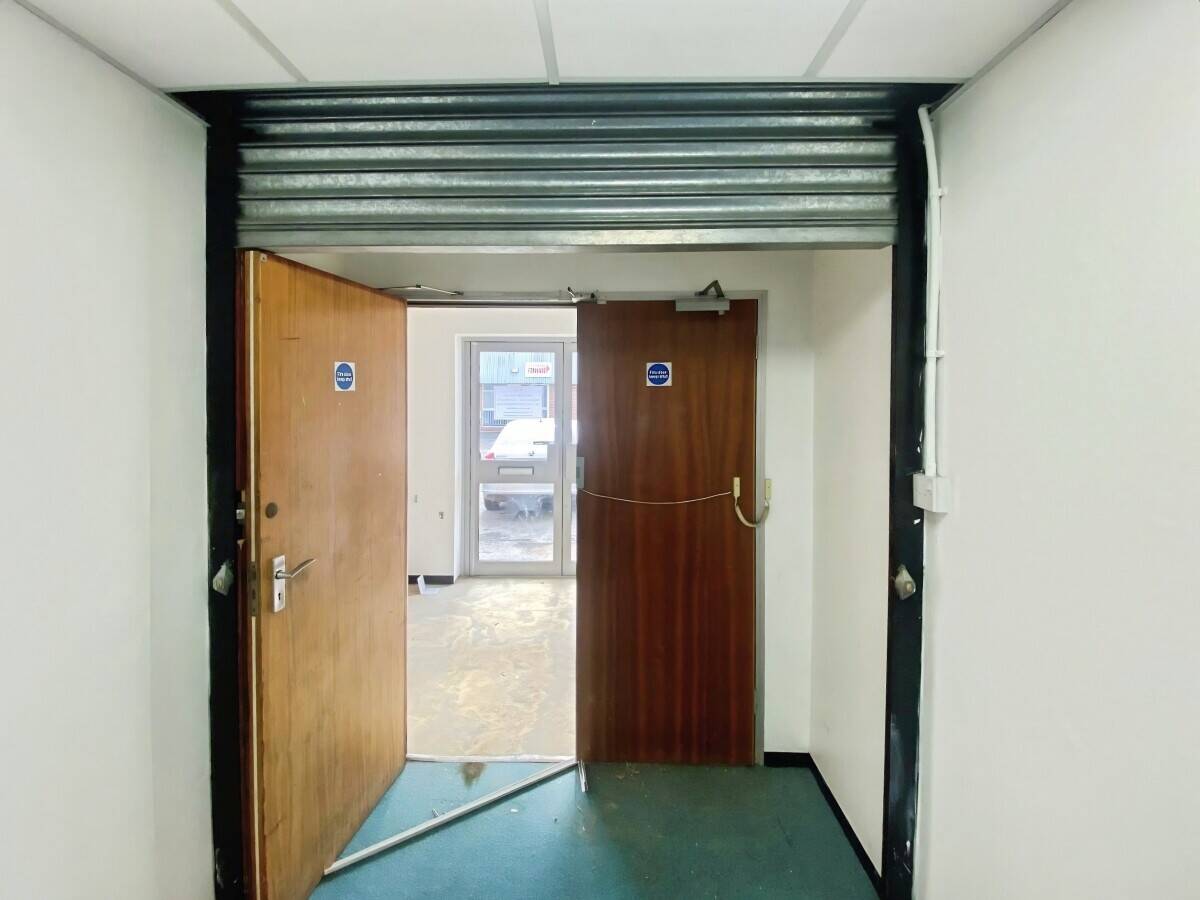Office and Light Industrial Space for Sale in Caversham, Reading, Berkshire, 2,200 sq ft Photo 9