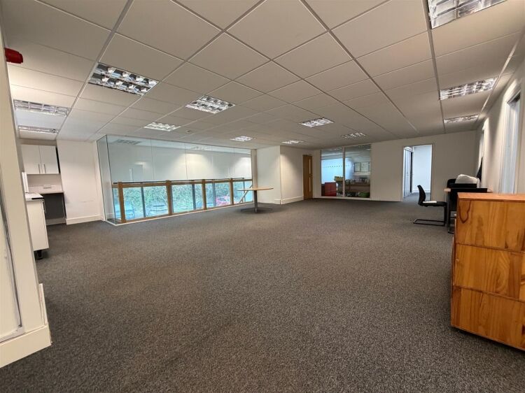 Modern office suite for sale in Bristol with 1,325 sq ft and ample parking available Photo 9
