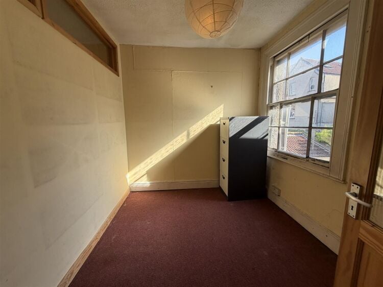 Retail unit extending to approximately 1,405 sq ft, arranged over ground, first, and basement levels. the ground floor offers an open plan retail area Photo 9