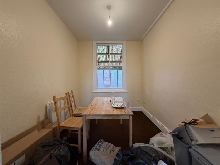 Mixed-use investment property in Bristol with retail unit and two residential flats available. Photo 9