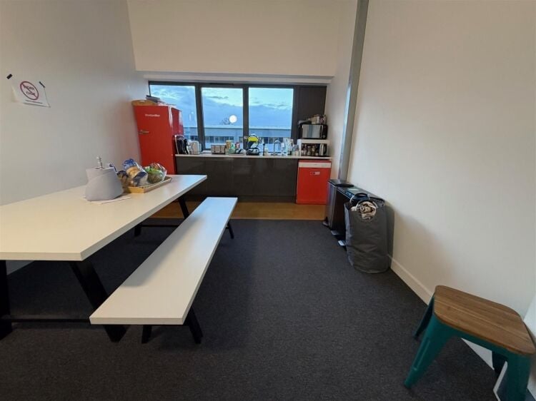 Well-presented warehouse unit with office space for sale in Bristol, 6,677 ft² in a modern park. Photo 9