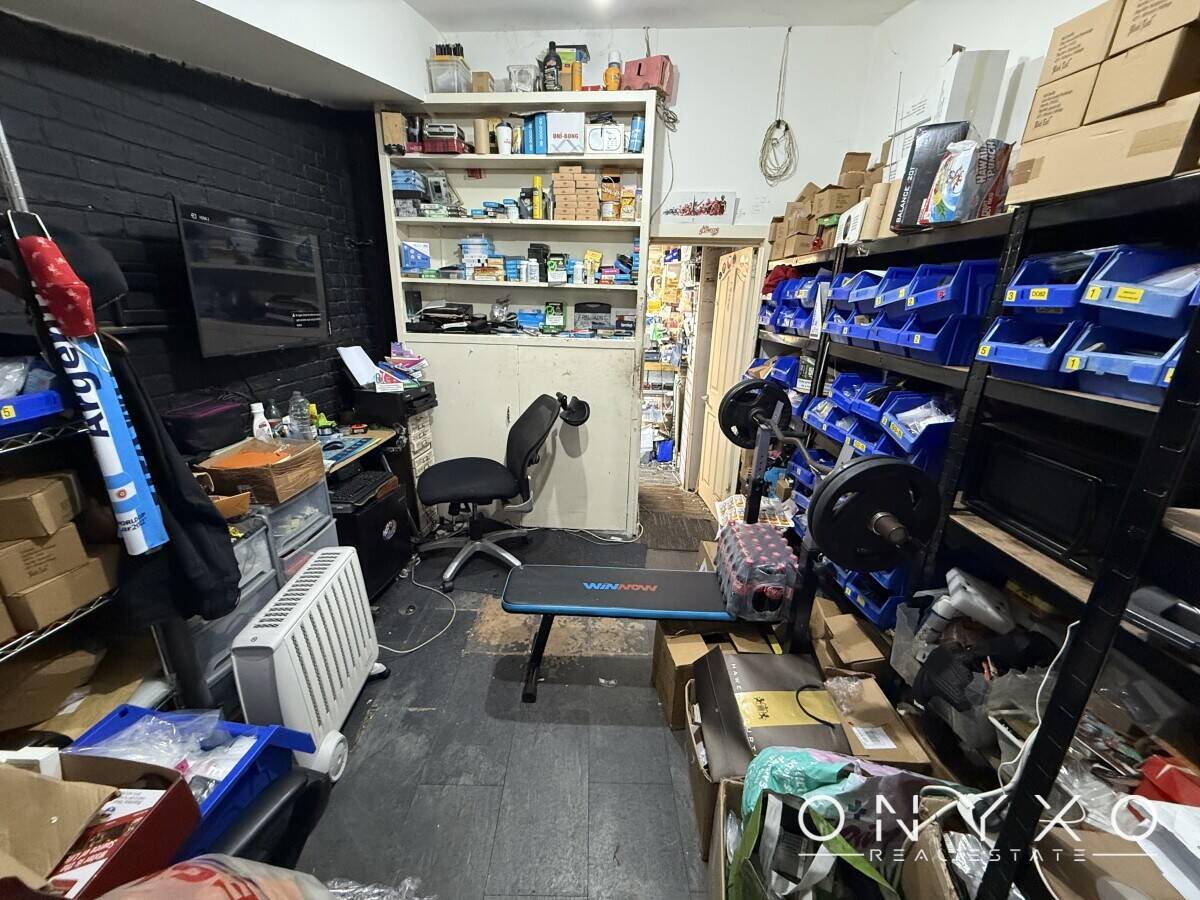 Mixed Use Investment with Commercial Unit and Apartment in Bedford Bedfordshire Photo 9