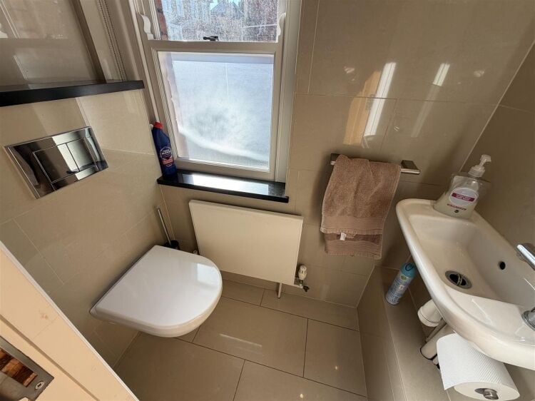 Bright 270 sq ft office space in Bristol with natural light and shared kitchen access Photo 9