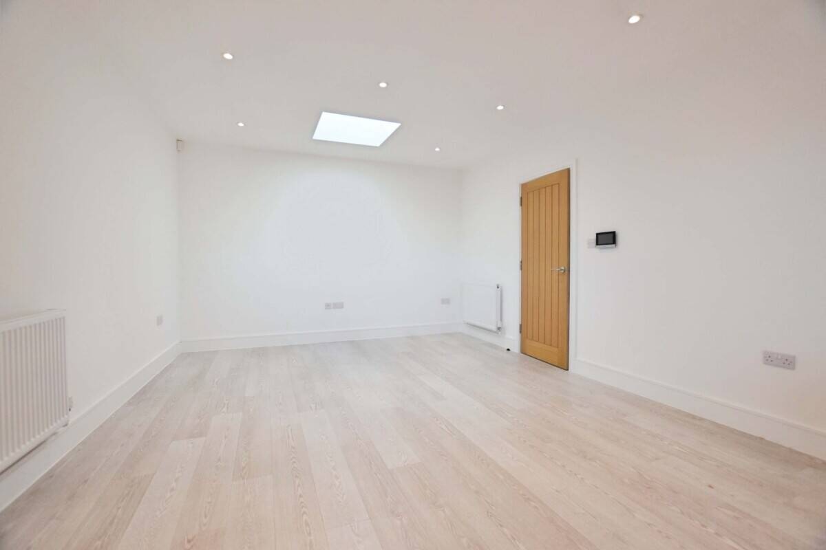 Mixed-use investment property in Benfleet Essex with commercial unit and residential flats Photo 9