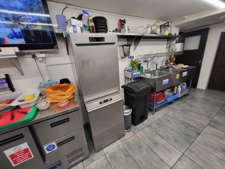Turnkey Mediterranean Restaurant for Sale in North London with 50 Covers and Fully Fitted Kitchen Photo 9