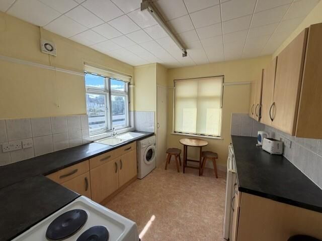 Mixed-use investment property with ground floor shop and two-bedroom flat in Bristol Photo 9