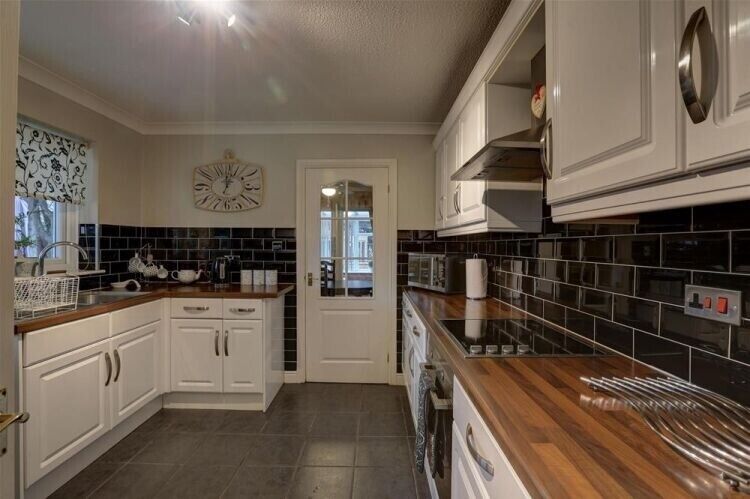 3-Bedroom Bungalow and Licensed Boarding Kennels & Cattery in Scenic Lincolnshire Photo 9