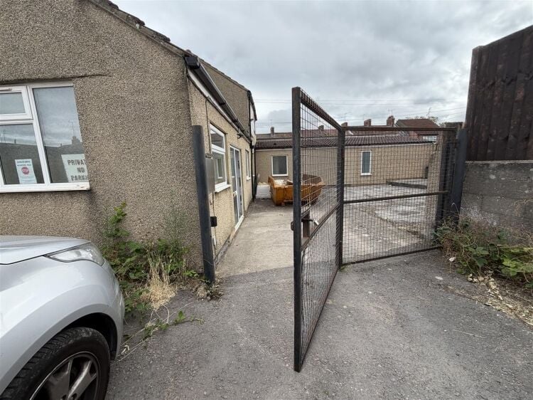 Self-Contained Office Building for Sale in Bristol with Storage Yard and Parking Photo 9