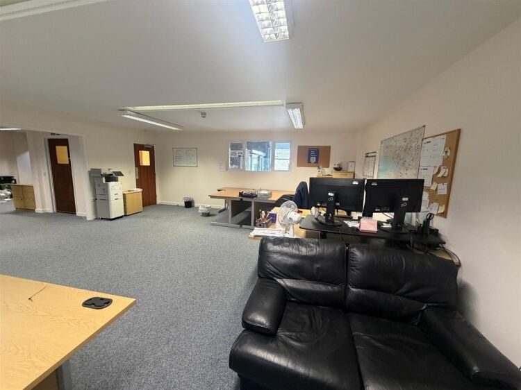 A modern light industrial unit of approximately 1,939 ft² , with further mezzanine storage of approx. 1,484 ft². the unit benefits from roll Photo 9