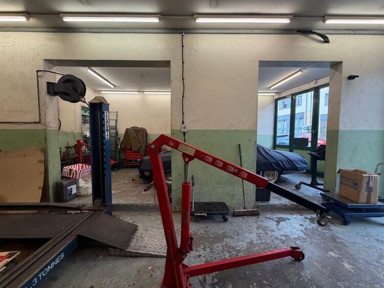 Prominent 2,000 ft² garage unit for sale on West Street, Bedminster, Bristol Photo 9