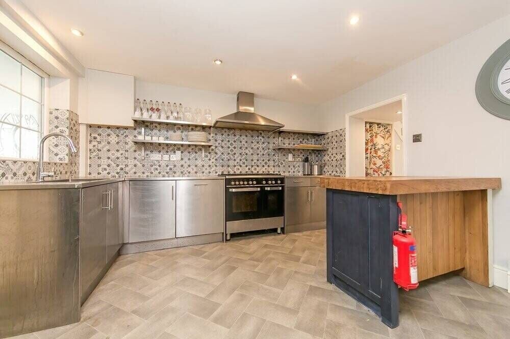 Essex Property: Six Bedroom Guest House & Three Bedroom Family Home in Central Colchester Photo 9