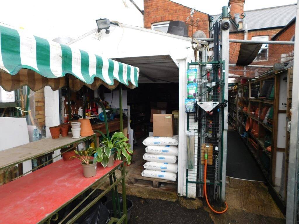 Prime Commercial Mixed-Use Property in Tilehurst - Ground Floor Shop and One Bed Flat Above Photo 9