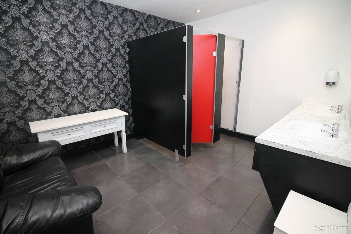 Spacious Four-Floor Commercial Property in Heart of Urmston Town Centre Photo 9