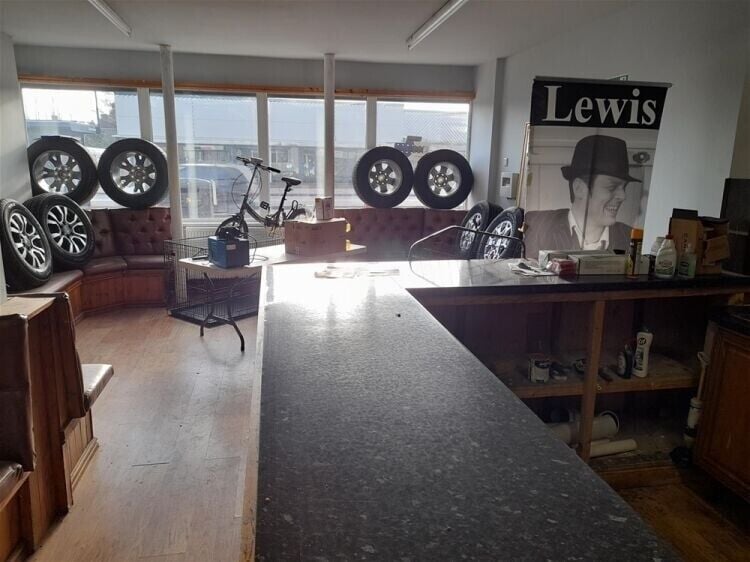Prime Commercial Unit in Grimsby Perfect for Various Uses Photo 9