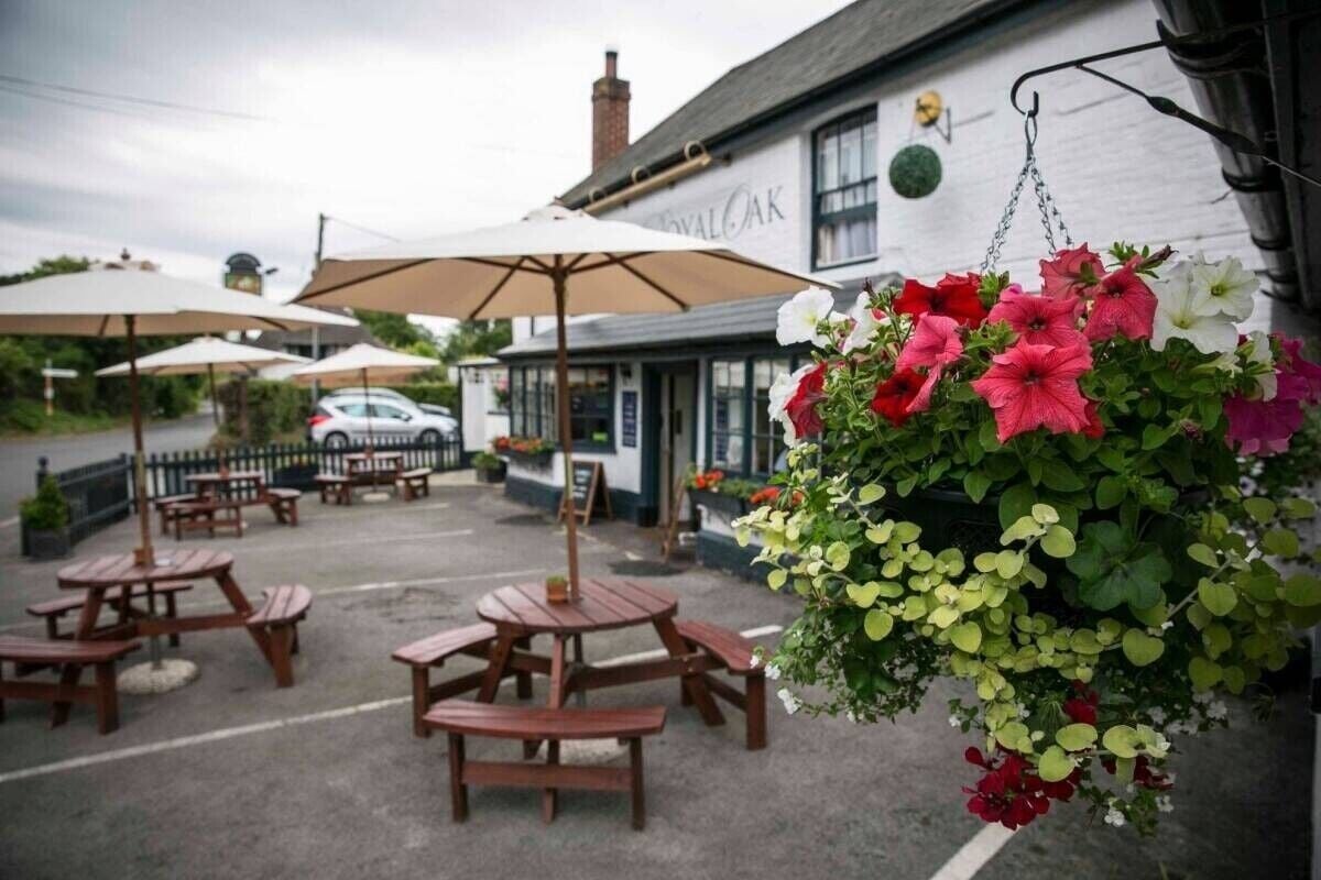 Freehold Freehouse with Accommodation in Charming Berkshire Village Photo 9