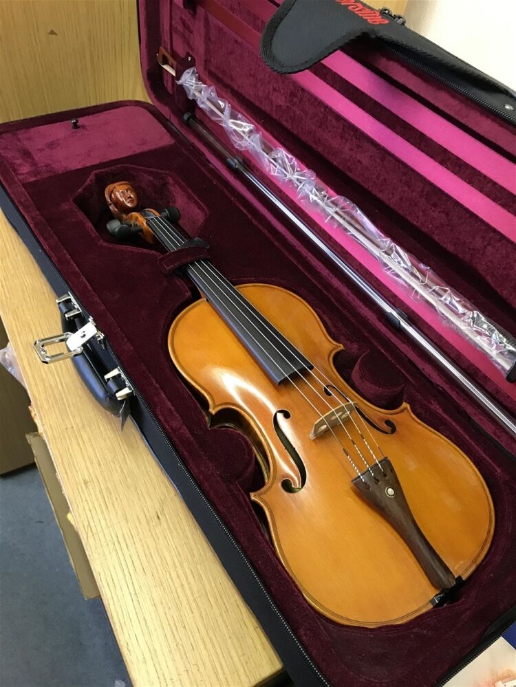 VIOLIN SALES/HIRE & REPAIRS CENTRE IN DERBYSHIRE VIOLIN SALES/HIRE & REPAIRS CENTRE IN DERBYSHIRE