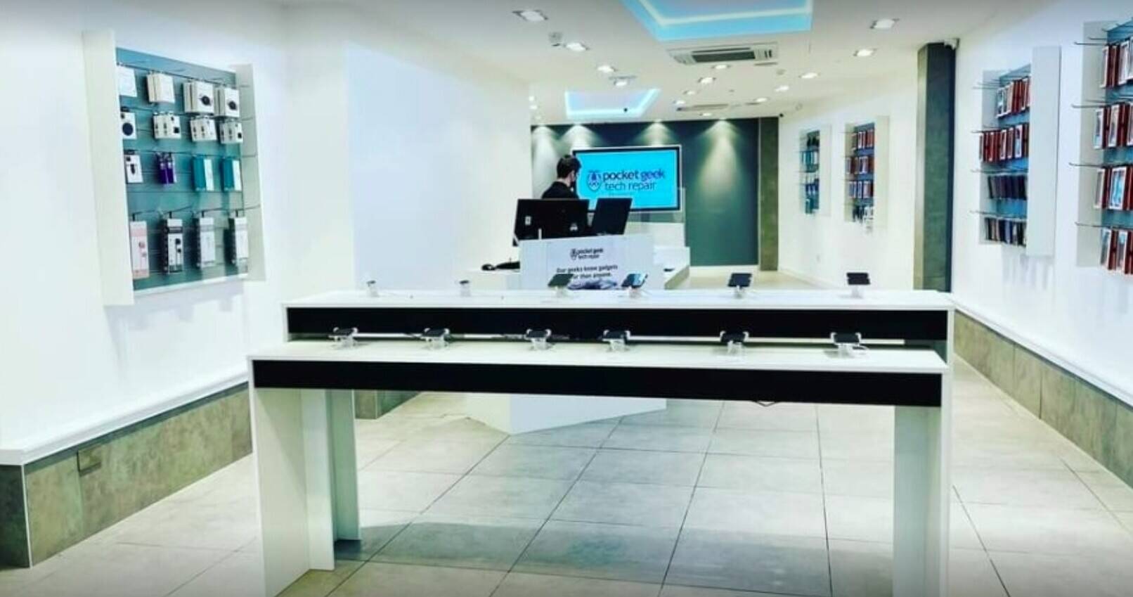 Mobile phone/tech store - Insurance-approved repairer Photo 1
