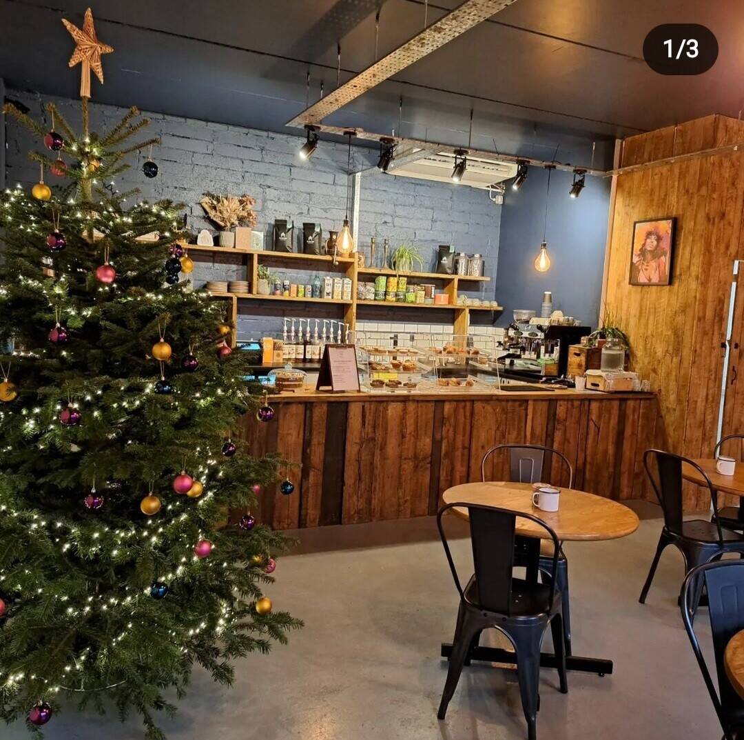 PRICE REDUCED!! Beautiful leasehold Coffee Shop for sale, 2 mins from Worthing Station