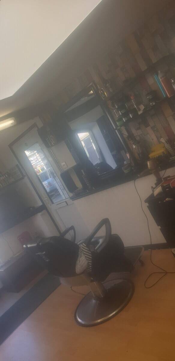Profitable Barbershop for sale with regular customer an cheap rent Photo 1