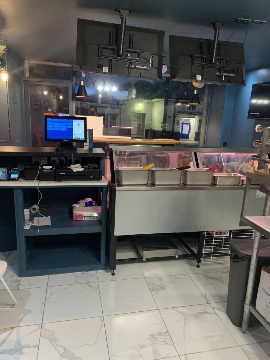 Turkish takeaway/coffee shop for sale in the heart of Romford, London. Photo 2