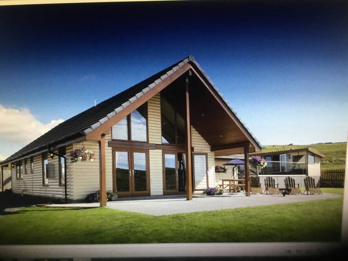 House with separate holiday home cottage with Stl license