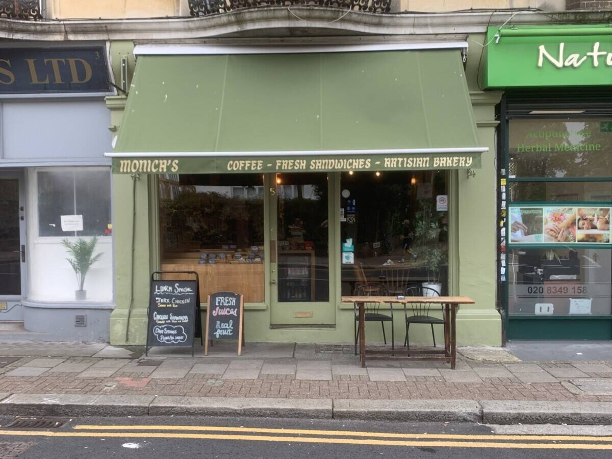 Busy Finchley Caf&eacute; Oppos...