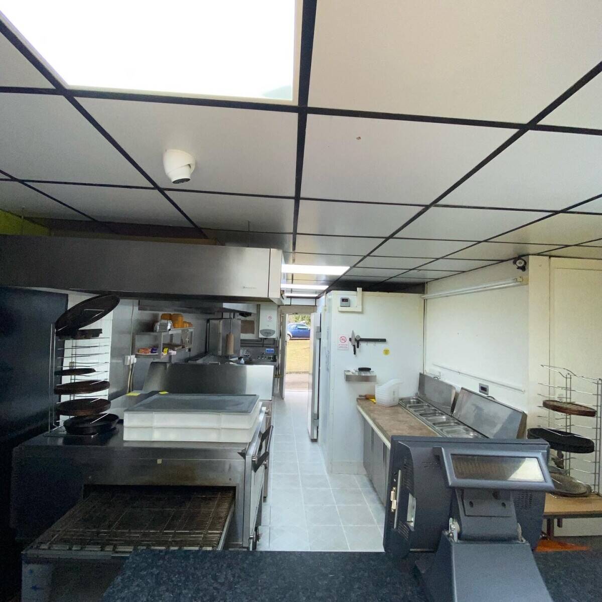 Italian pizza & kebab takeaway for sale with 1 bedroom flat and potential space for expansion
