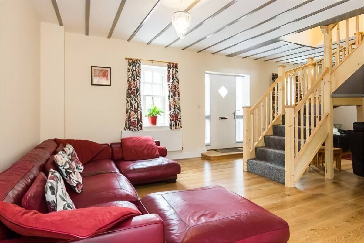 Holiday Cottage for Sale, Close to the Cotswolds Photo 2