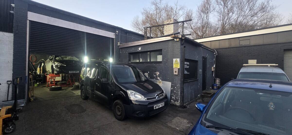 Garage workshop to let in Harlow Photo 2