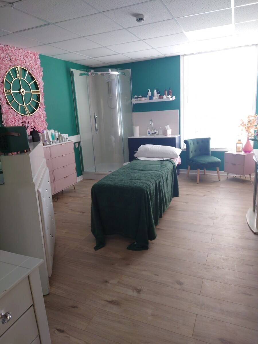 Beauty room for sale in heart of Wrexham town. Photo 1