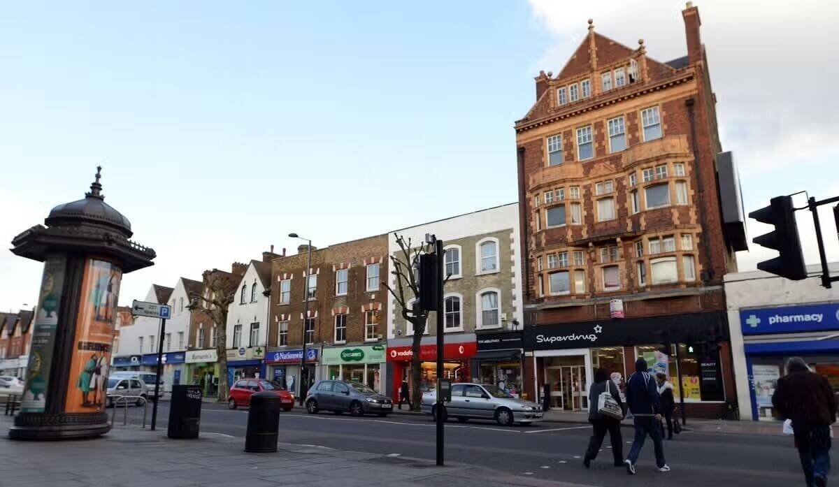North Finchley High Street Hairdressers Shop Avg 10k PM with 3-Bedroom House Above ARI £2700 PM Photo 1