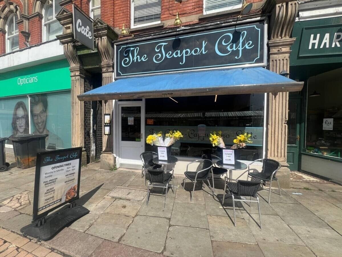 Modern Fully equipped cafe in Burton on Trent. OPEN TO ANY OFFERS! Photo 2
