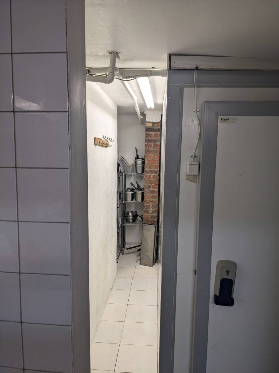 Fast food chicken & burger restaurant for sale in North London
