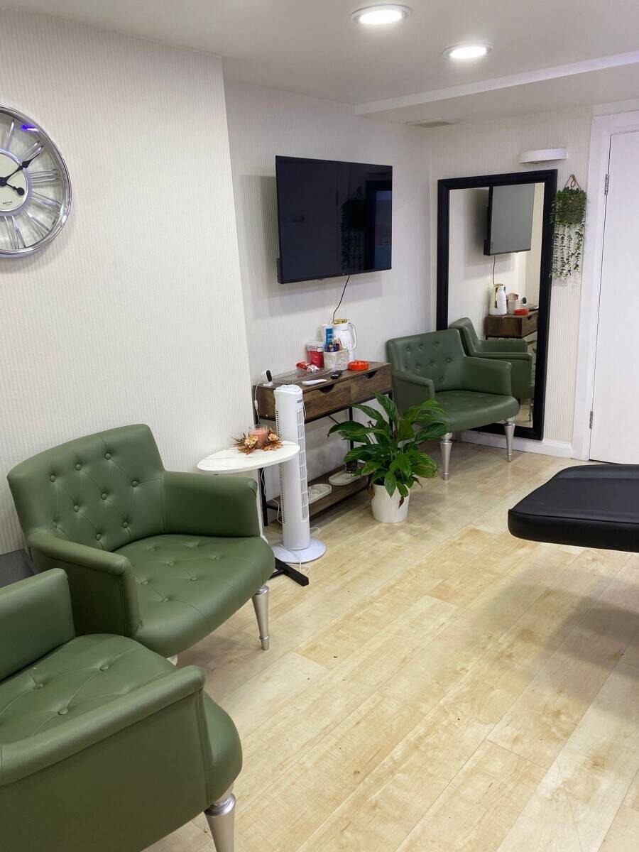 Hair and beauty salon for sale in London Photo 1