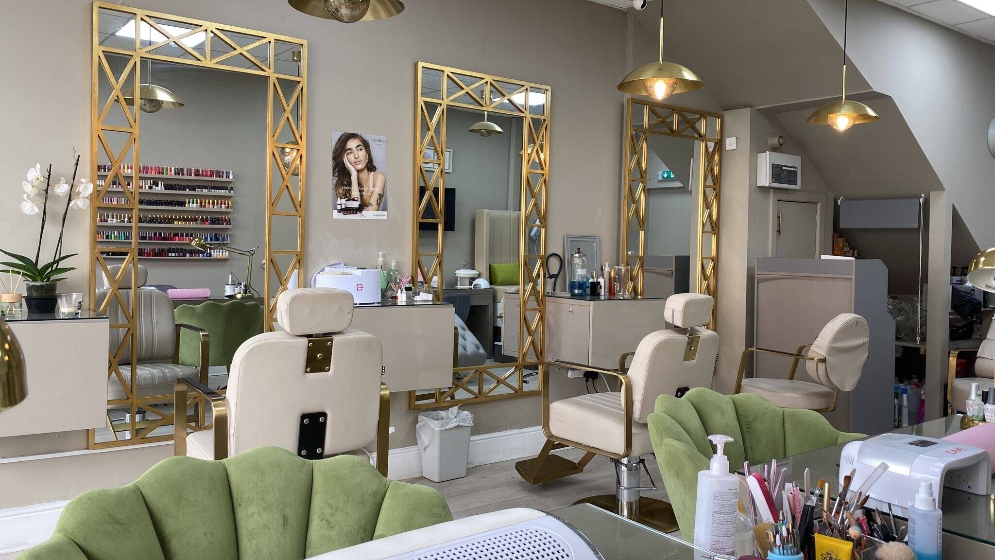 Hair and beauty salon in high street Photo 1